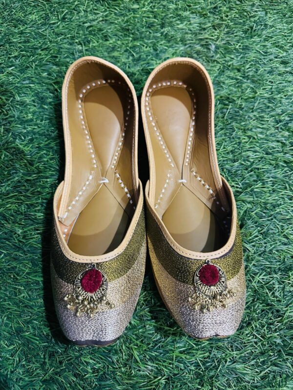 Triple Shade Gungroo Juttis